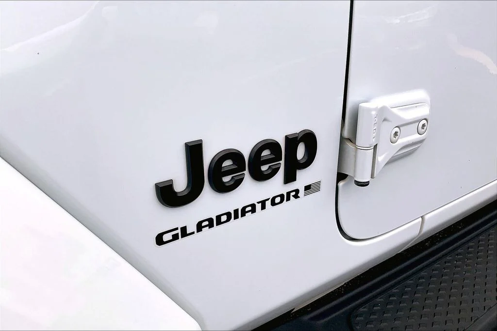Used 2023 White Jeep High Altitude image 9