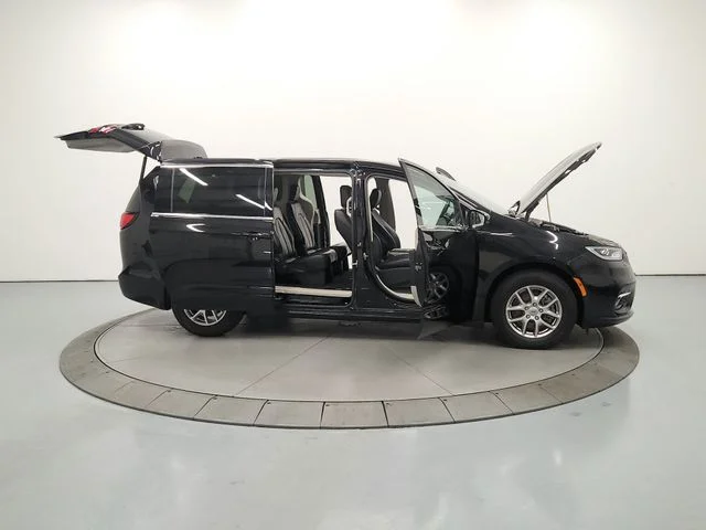 Used 2024 Black Chrysler Touring L image 17