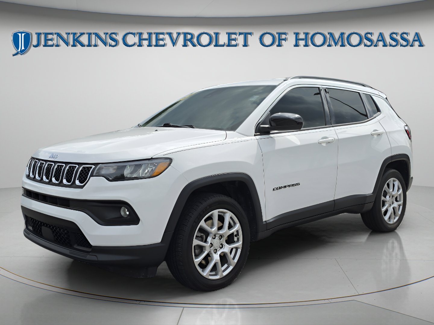 Used 2023 Bright White Clearcoat Jeep Latitude Lux image 10