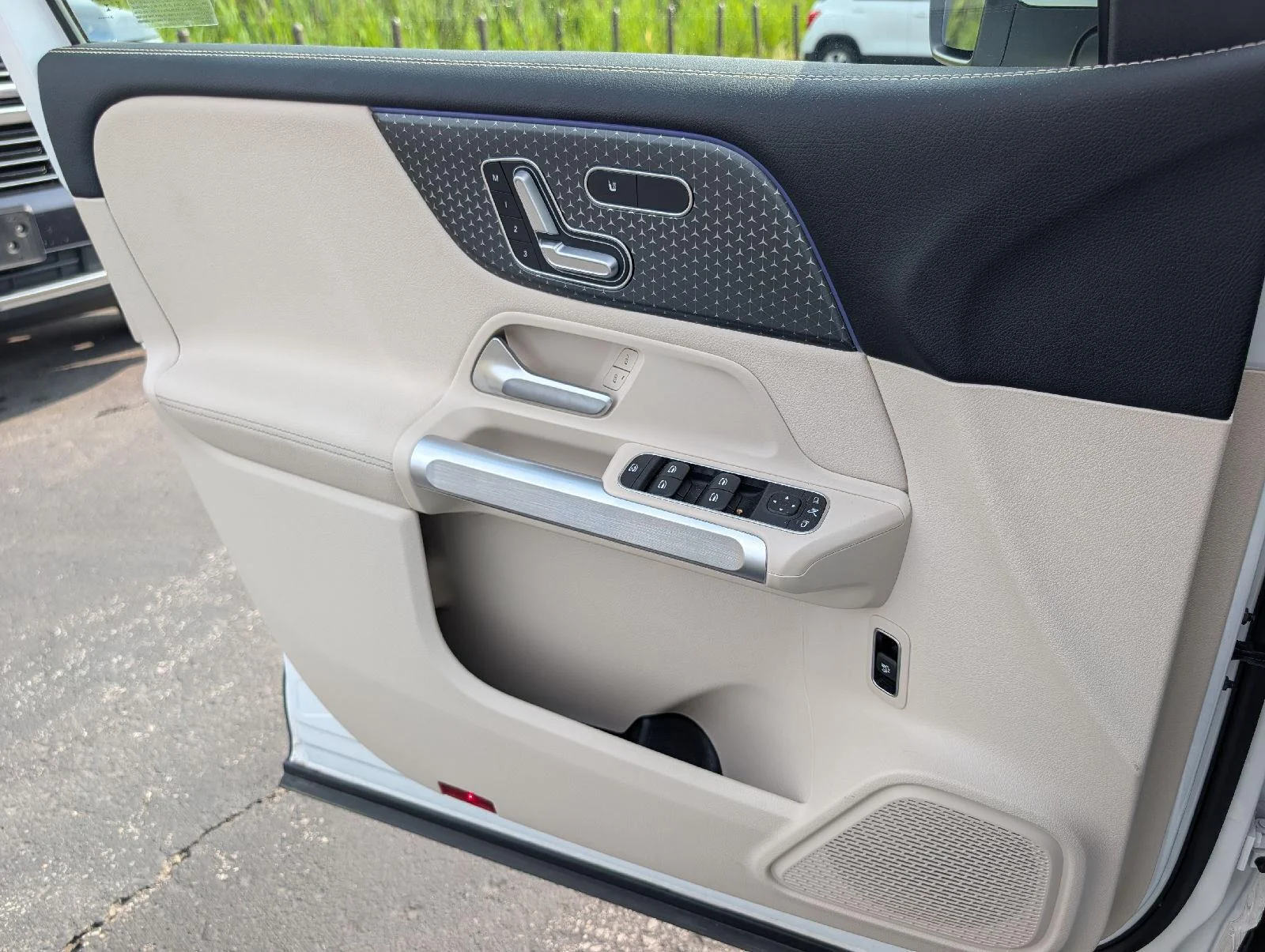 Used 2025 Polar White Mercedes-Benz GLB 250 image 11