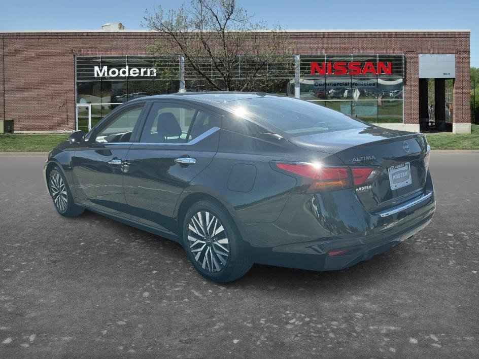 Used 2024 Super Black Nissan 2.5 SV image 2