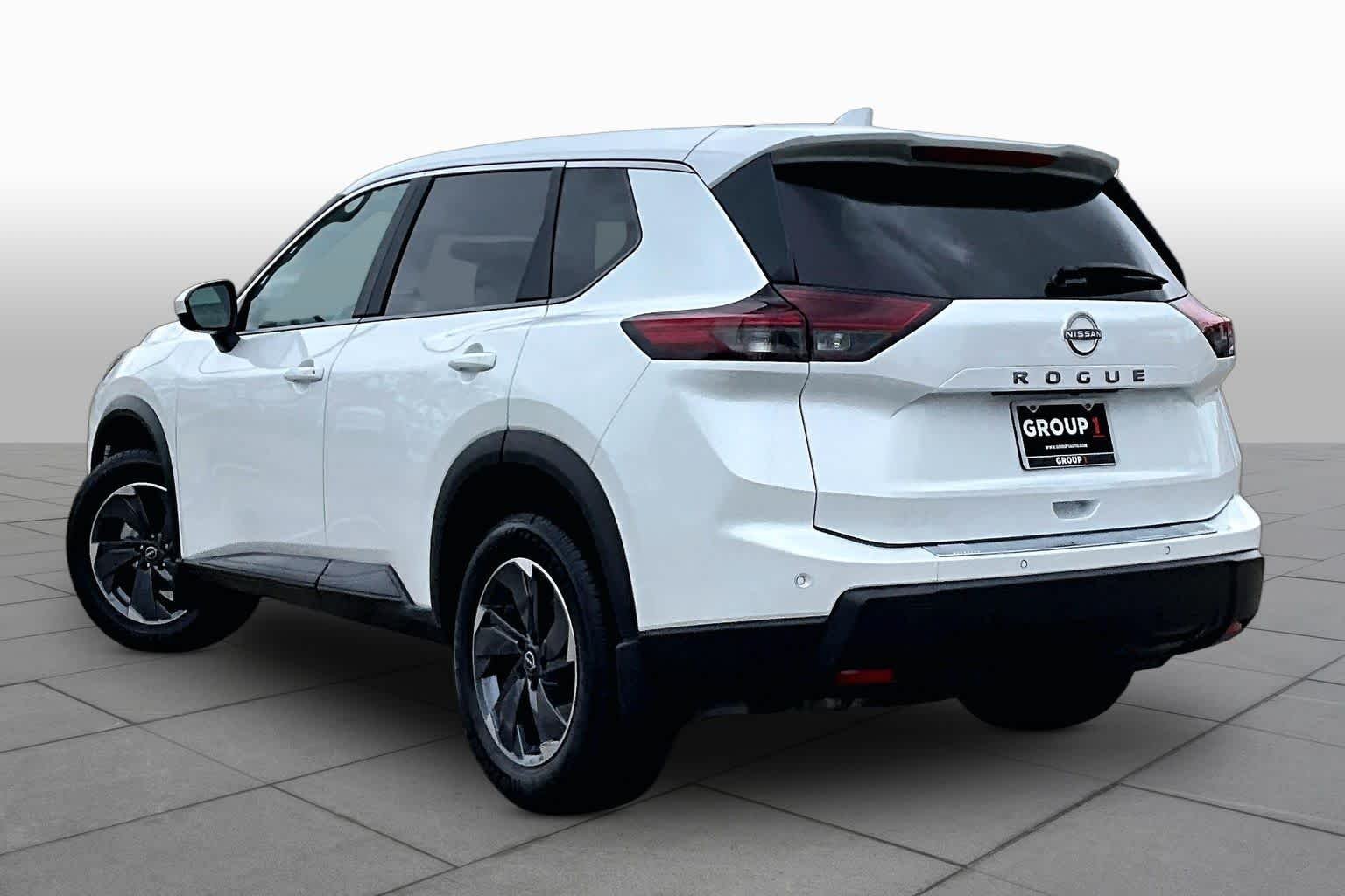 Used 2025 Everest White Pearl Nissan SV image 12