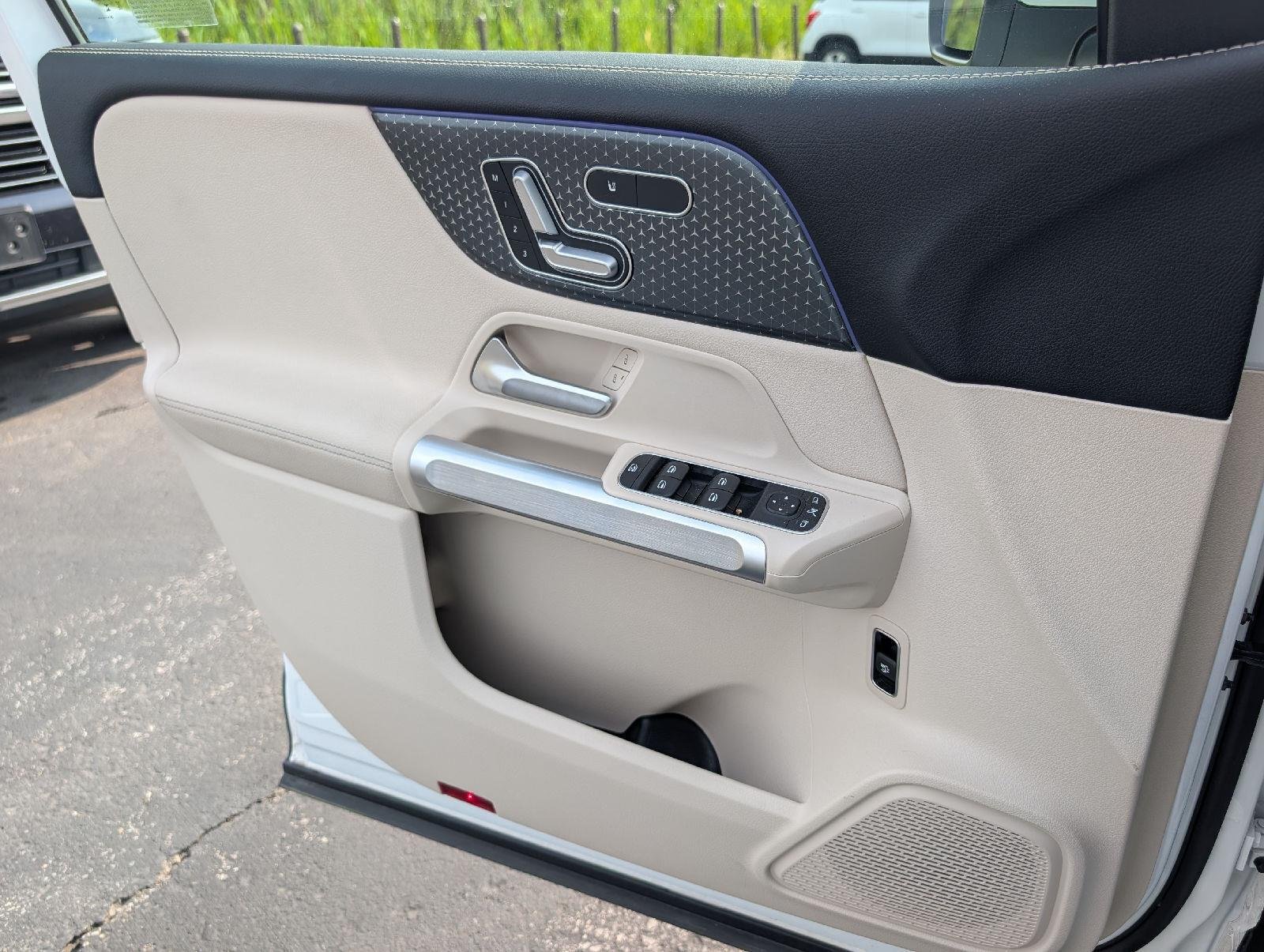 Used 2025 Polar White Mercedes-Benz GLB 250 image 11