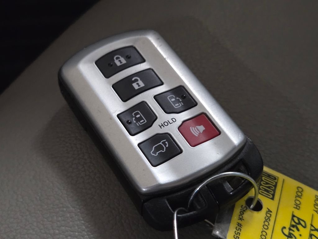 Used 2017  Toyota XLE image 36
