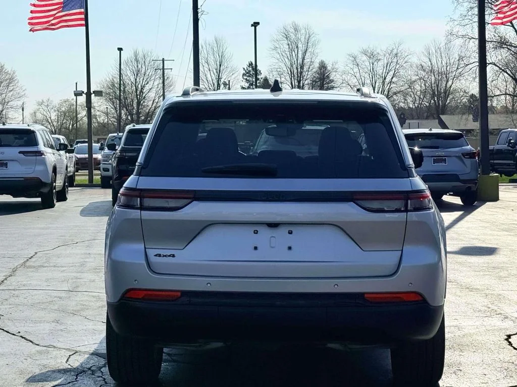 Used 2024 Silver Jeep Altitude image 8