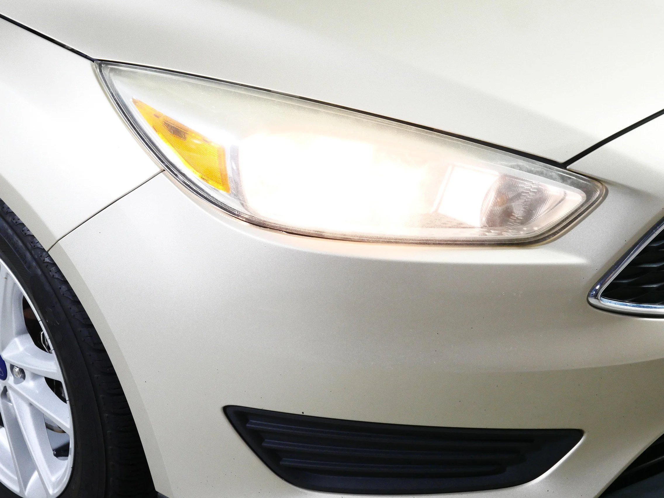 Used 2017 White Gold Metallic Ford SE image 16