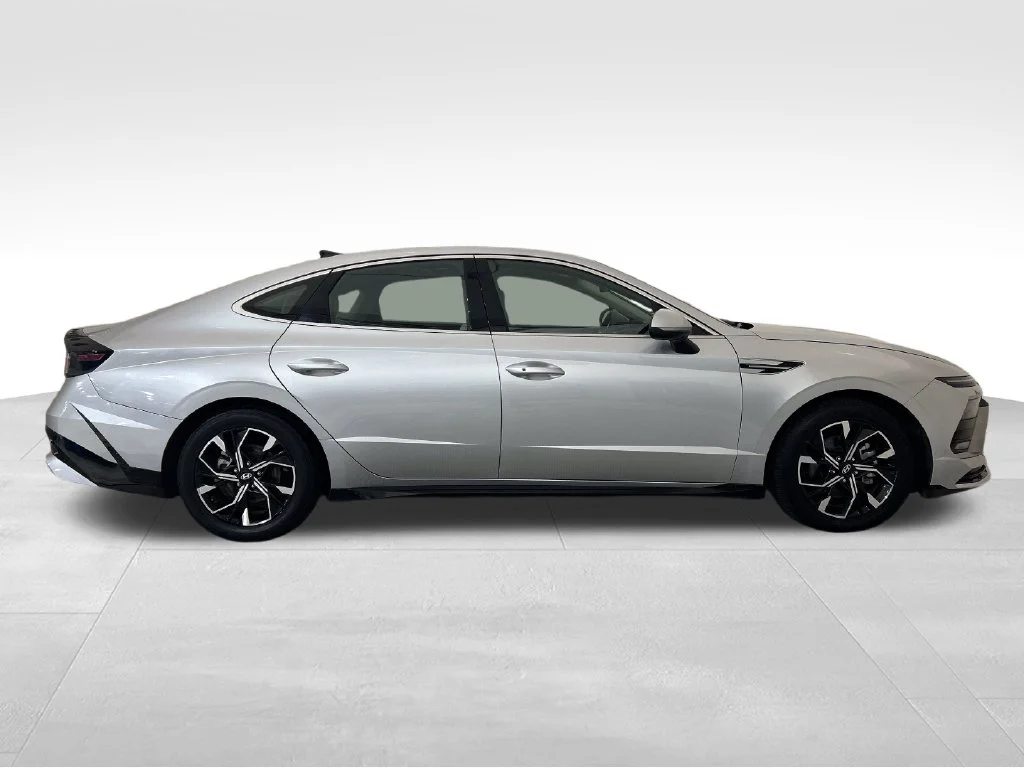 Used 2025 Silver Hyundai SEL image 7