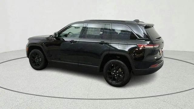 New 2026 Diamond Black Crystal Pearl-Coat Exterior Paint Jeep Laredo Altitude image 6