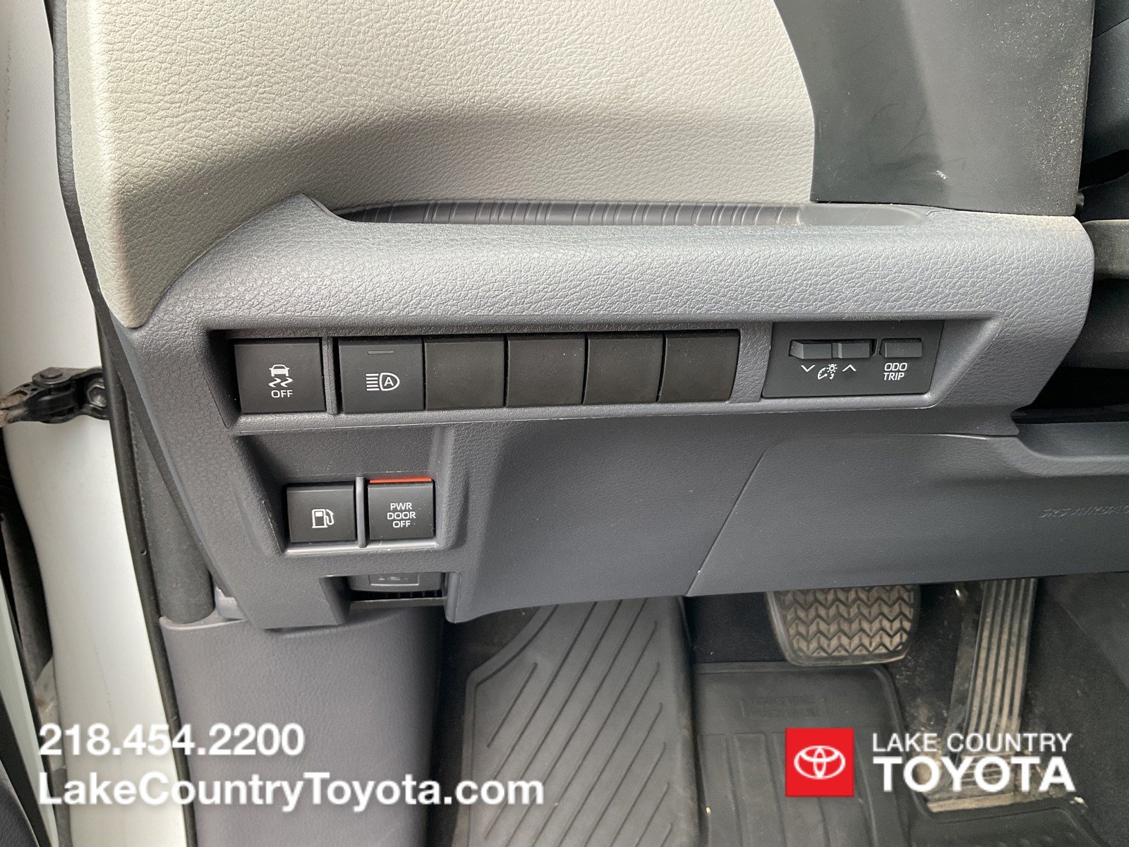 Used 2021 White Toyota LE image 31