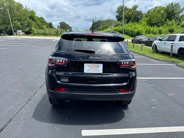 New 2026 Diamond Black Crystal Pearl-Coat Exterior Paint Jeep Latitude image 6