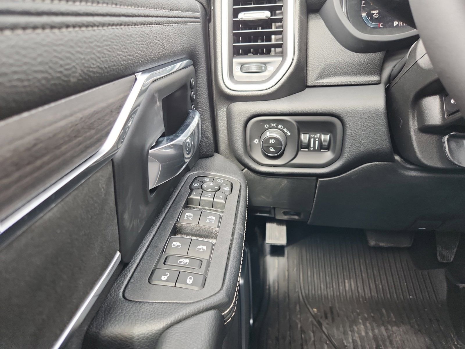 New 2026 Molten Red Pearl-Coat Exterior Paint RAM Laramie image 18
