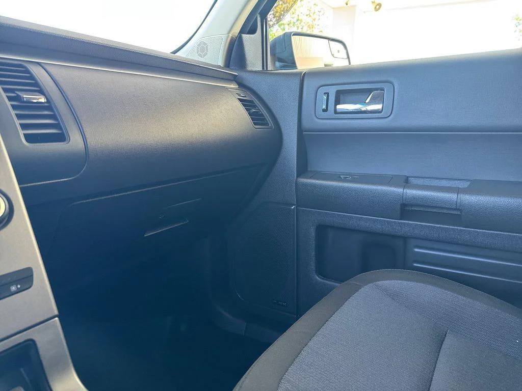 Used 2019 Blue Metallic Ford SE FWD image 19