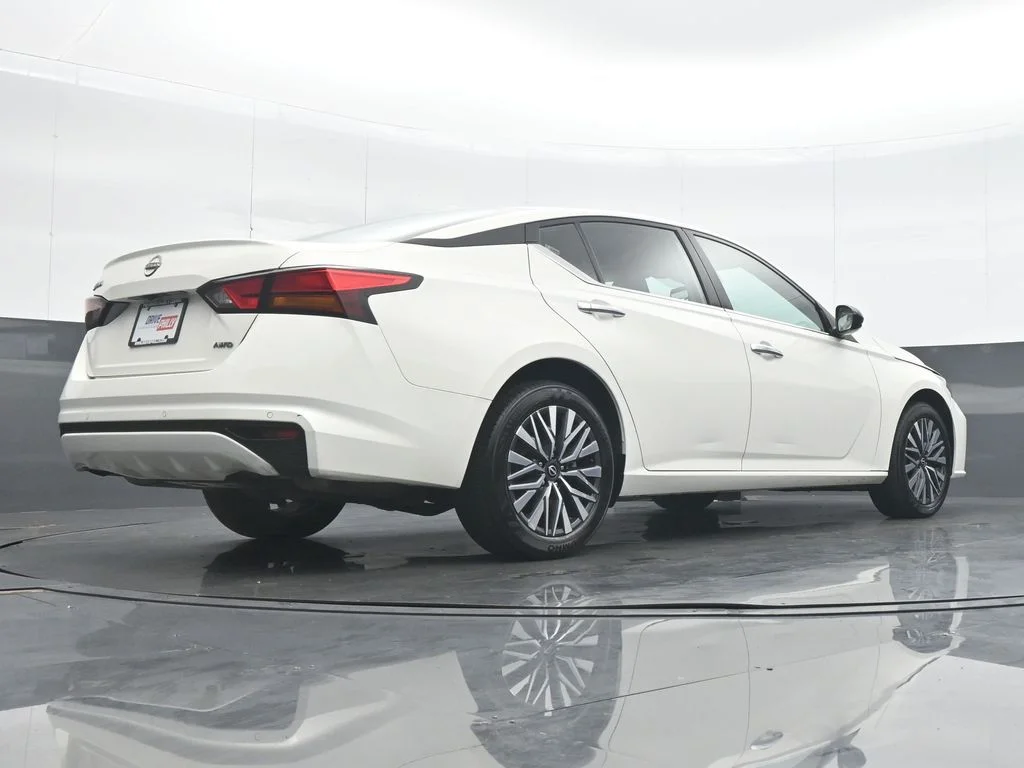 Used 2025 White Nissan 2.5 SV image 30