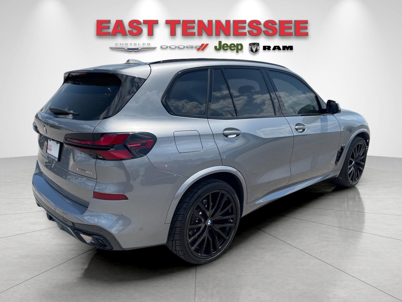 Used 2024 Gray BMW xDrive40i image 3