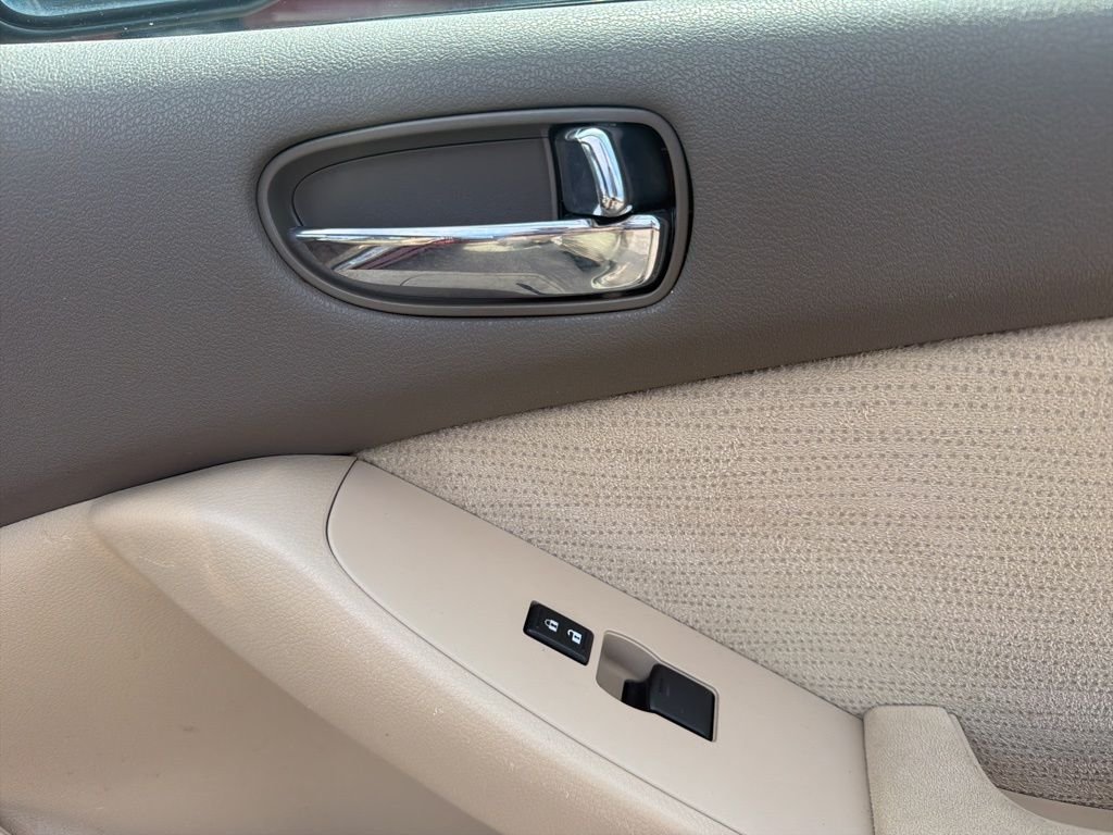 Used 2011 Red Nissan 2.5 S image 27