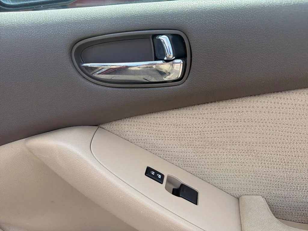 Used 2011 Red Nissan 2.5 S image 27