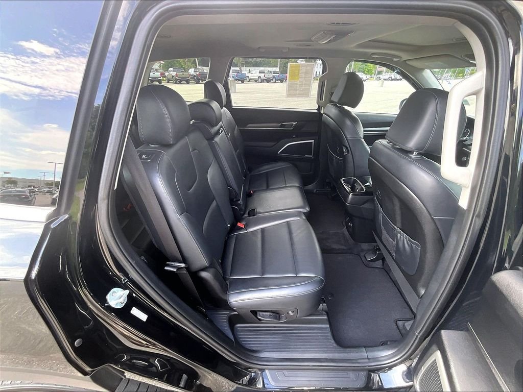 Used 2020 Black Kia S image 16