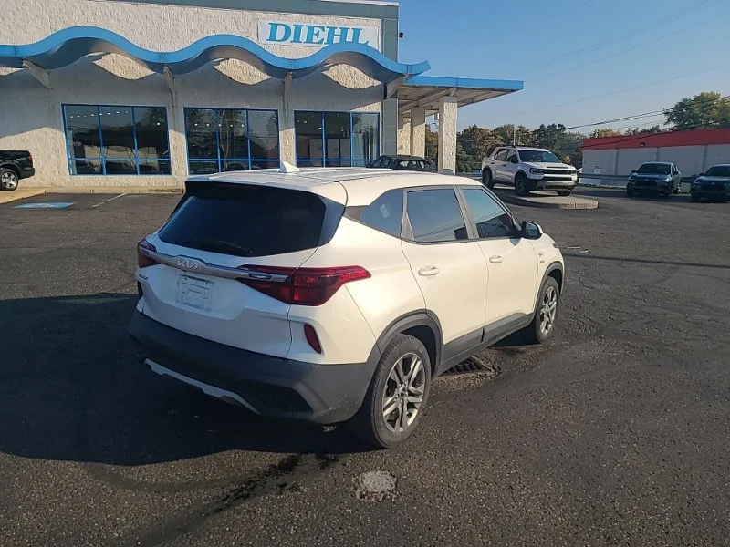 Used 2022 White Kia LX image 5