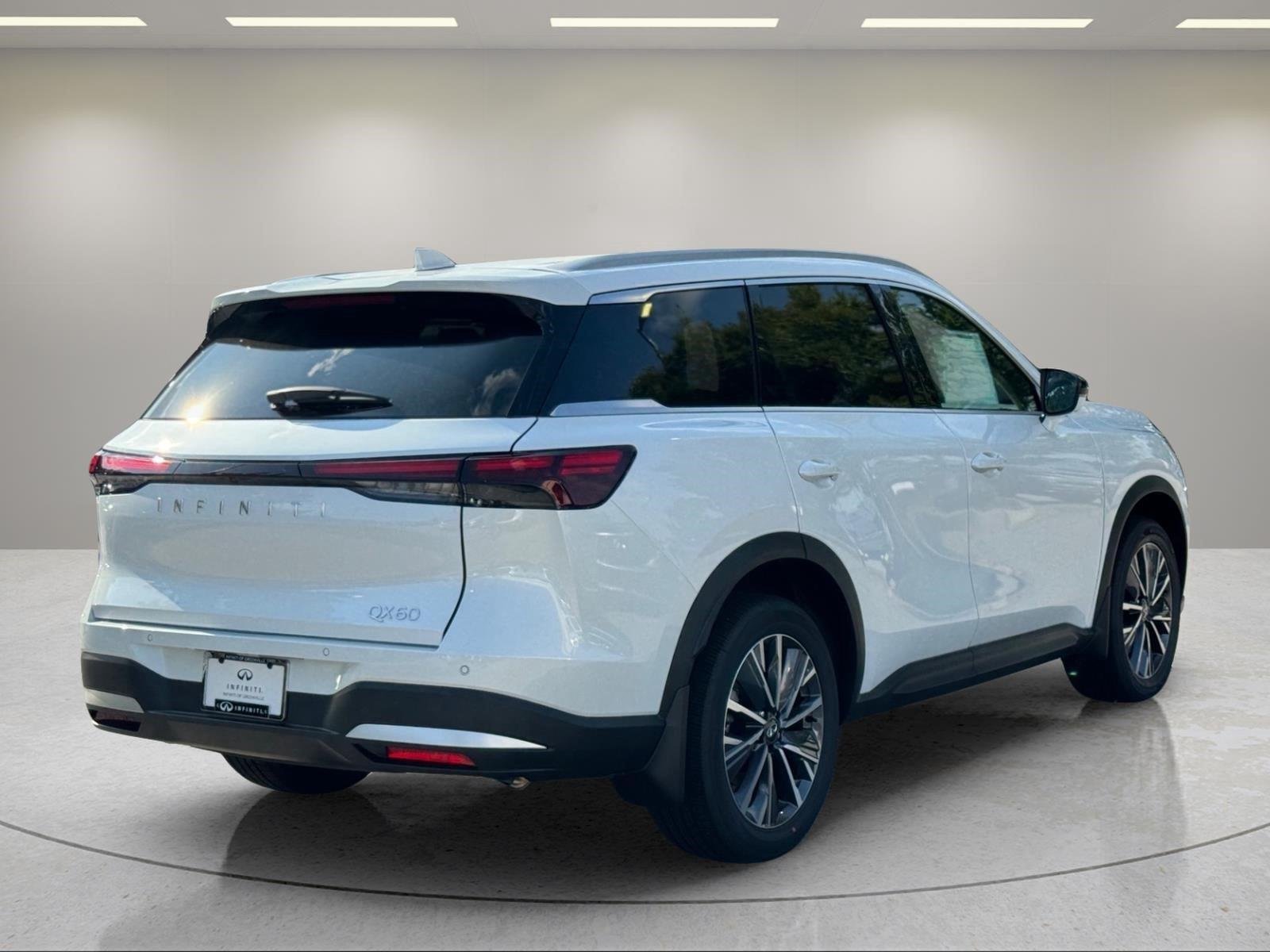 New 2027 RADIANT WHITE INFINITI Luxe FWD image 5