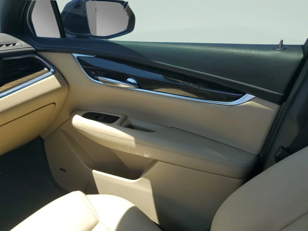 Used 2018 HARBOR BLUE METALLIC Cadillac FWD image 13