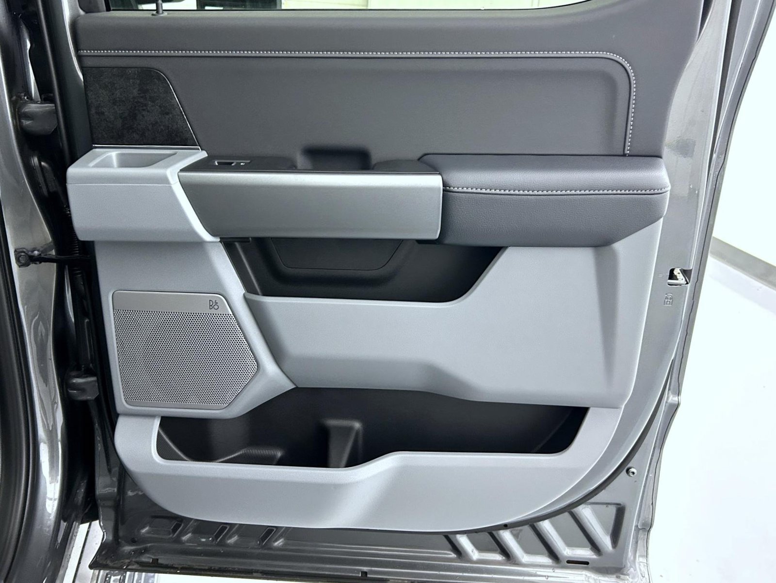 New 2026 Carbonized Gray Metallic Ford XLT image 17
