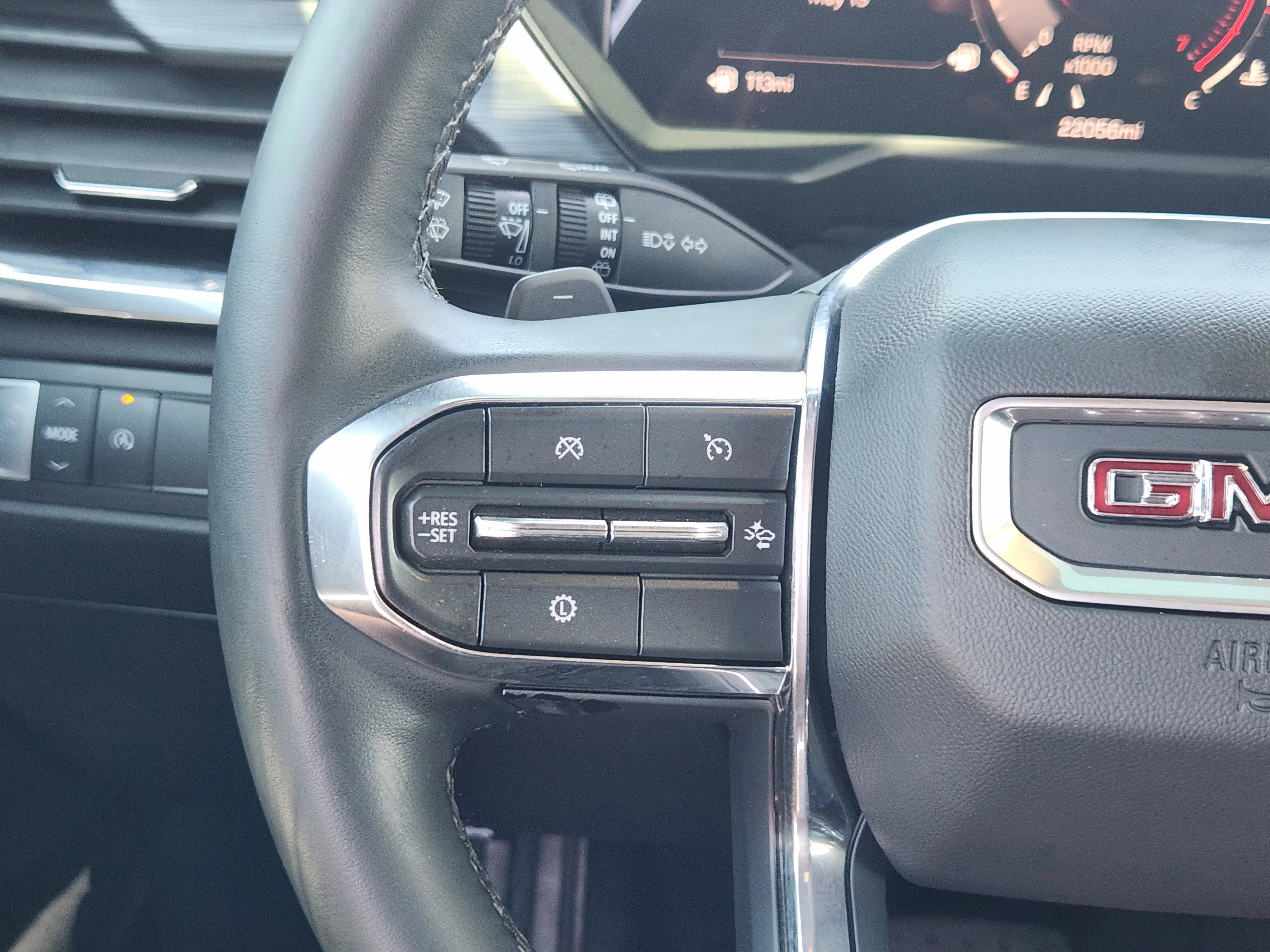 Used 2024 Summit White GMC Elevation image 28