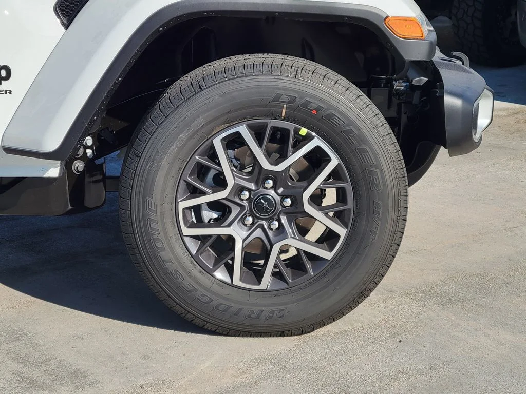 New 2026 Bright White Clear-Coat Exterior Paint Jeep Sahara image 3