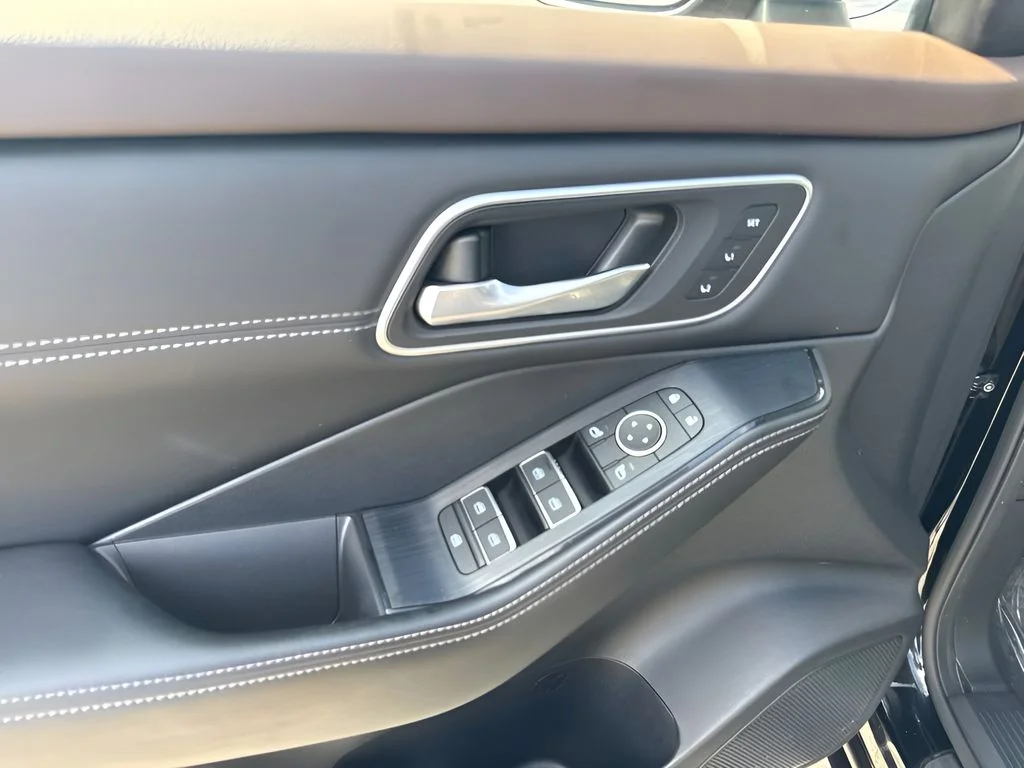 Used 2023 Black Nissan Platinum image 19