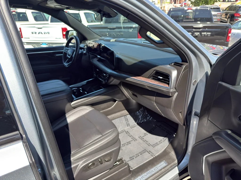 Used 2025 Gray Chevrolet Z71 image 9
