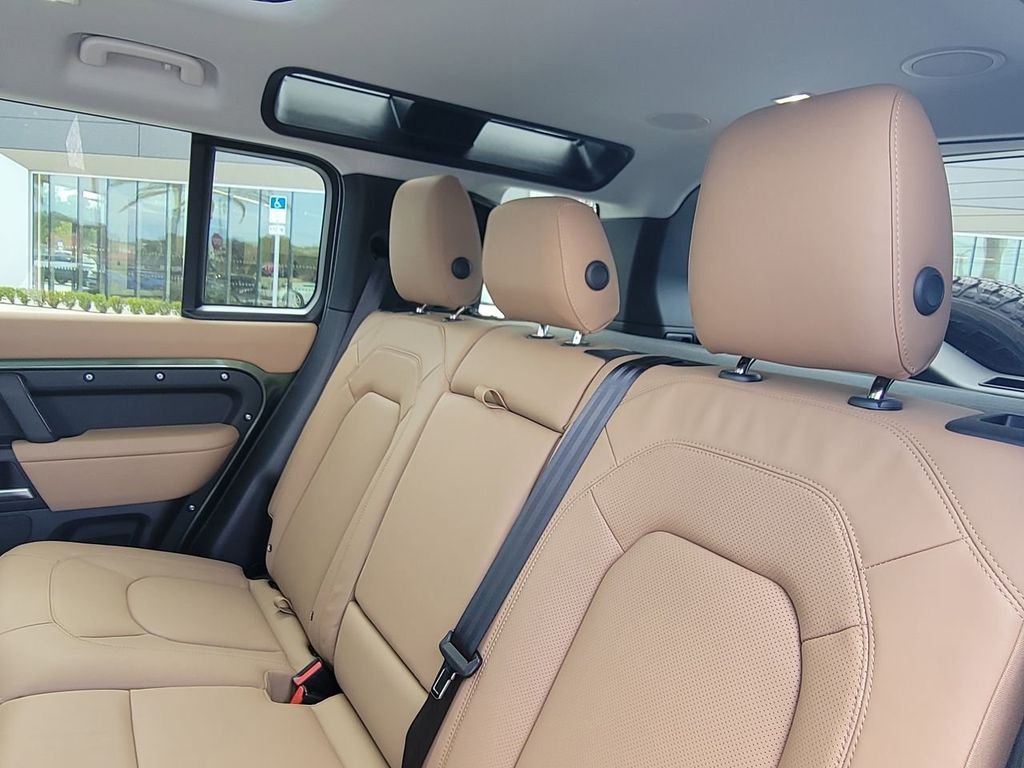 New 2026 Woolstone Green Land Rover X-Dynamic SE image 13