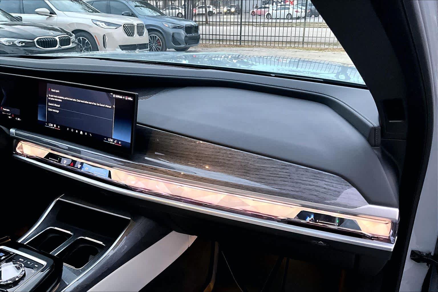 2025 BMW i7 50 - Photo 17