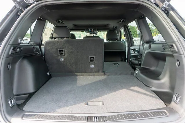 New 2026 Diamond Black Crystal Pearlcoat Jeep Laredo X image 9