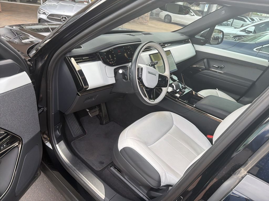 Used 2023 Santorini Black Metallic Land Rover SE Dynamic image 5
