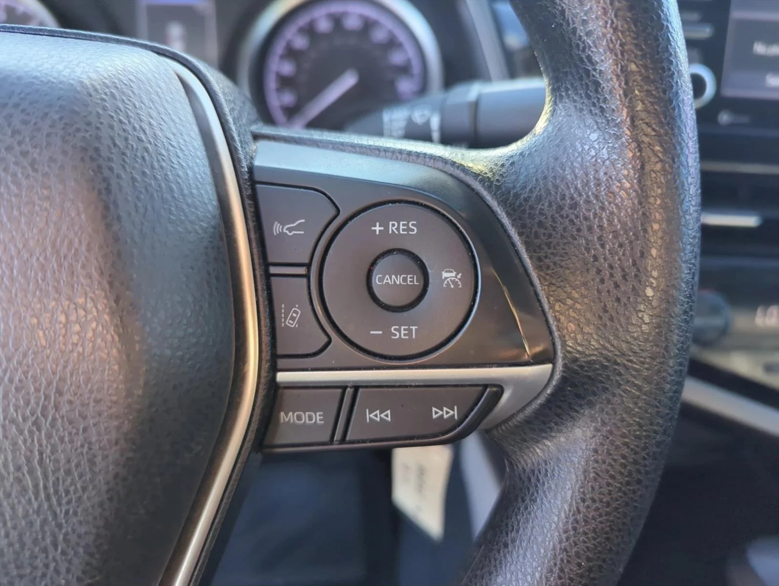 Used 2022 White Toyota LE image 16