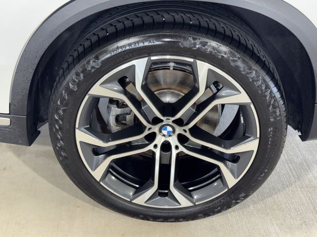 Used 2023 White Metallic BMW sDrive40i image 7