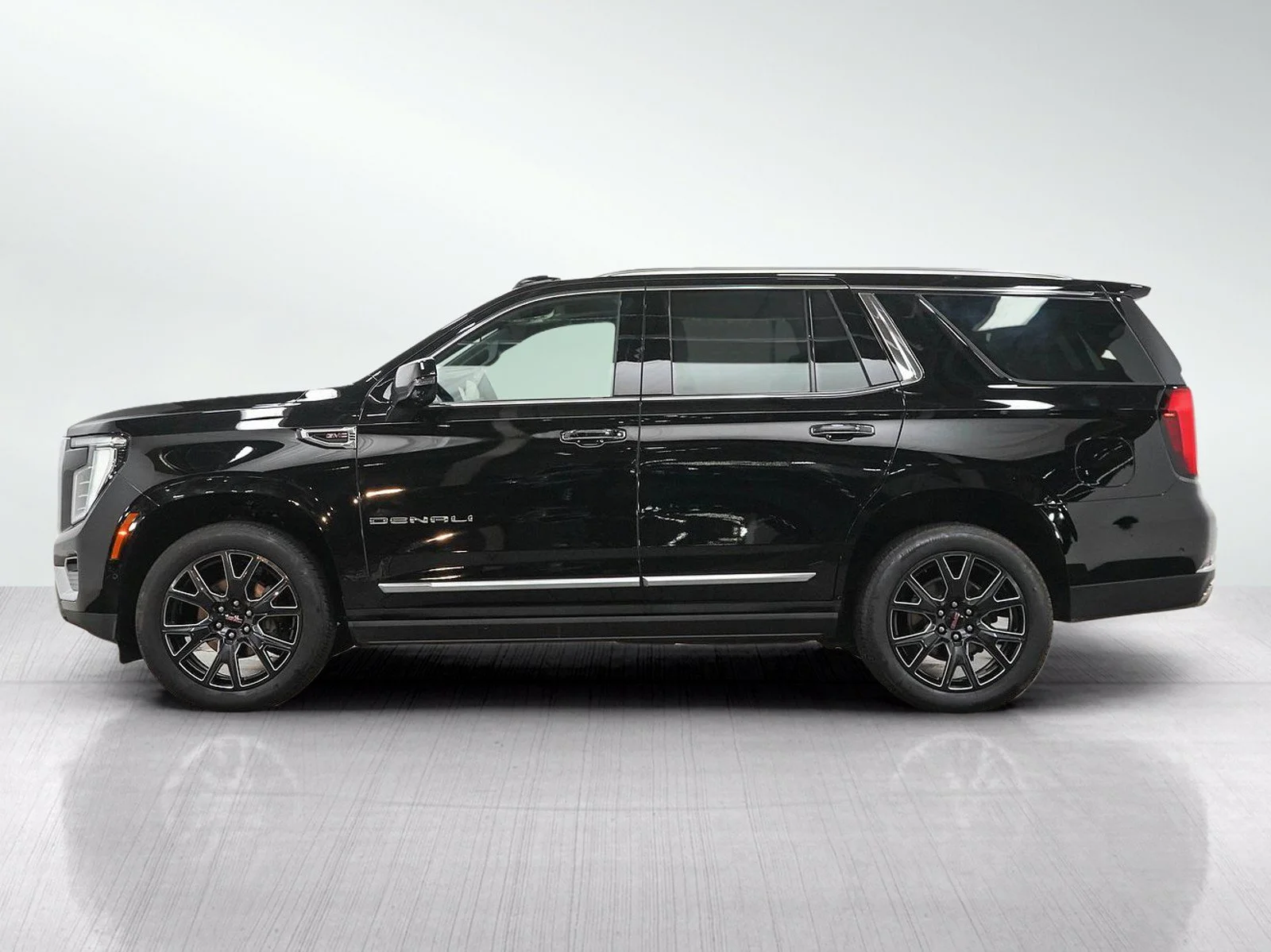 Used 2025 GMC Yukon DENALI with VIN 1GKS2DRL8SR224143 for sale in Roseville, Minnesota