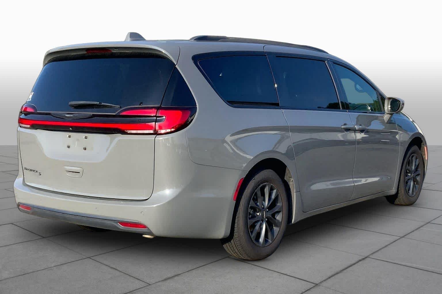 Used 2021 Ceramic Gray Clearcoat Chrysler Touring L image 12
