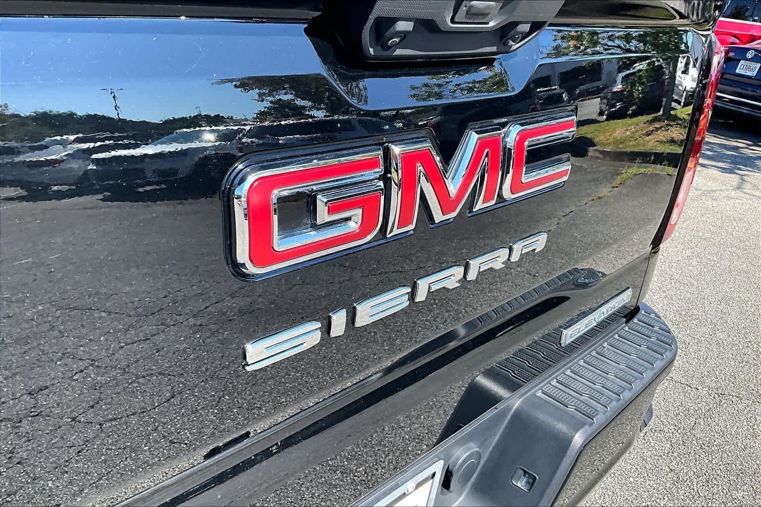 Used 2024 Onyx Black GMC Elevation image 30