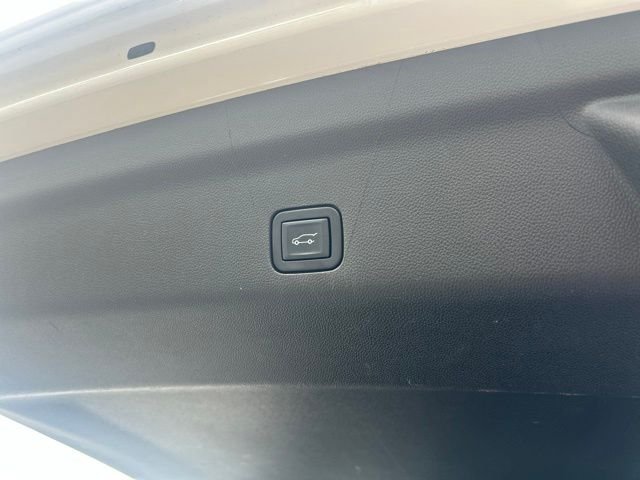 Used 2022 White GMC SLT image 25