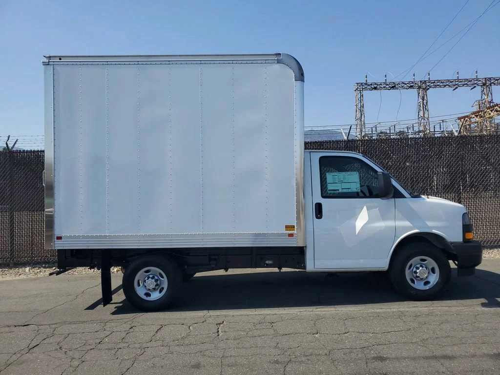 New 2025 Summit White Chevrolet 1WT image 2