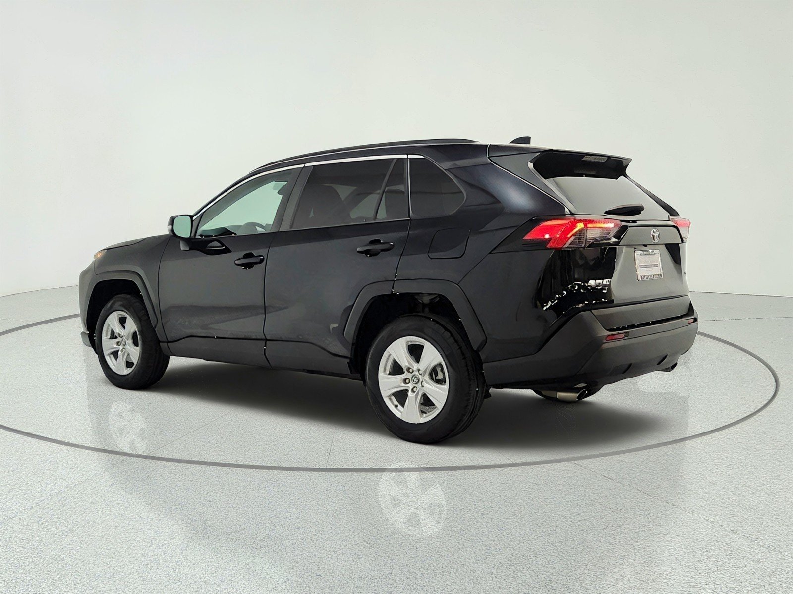 Used 2020 Midnight Black Metallic Toyota XLE FWD (Natl) image 7