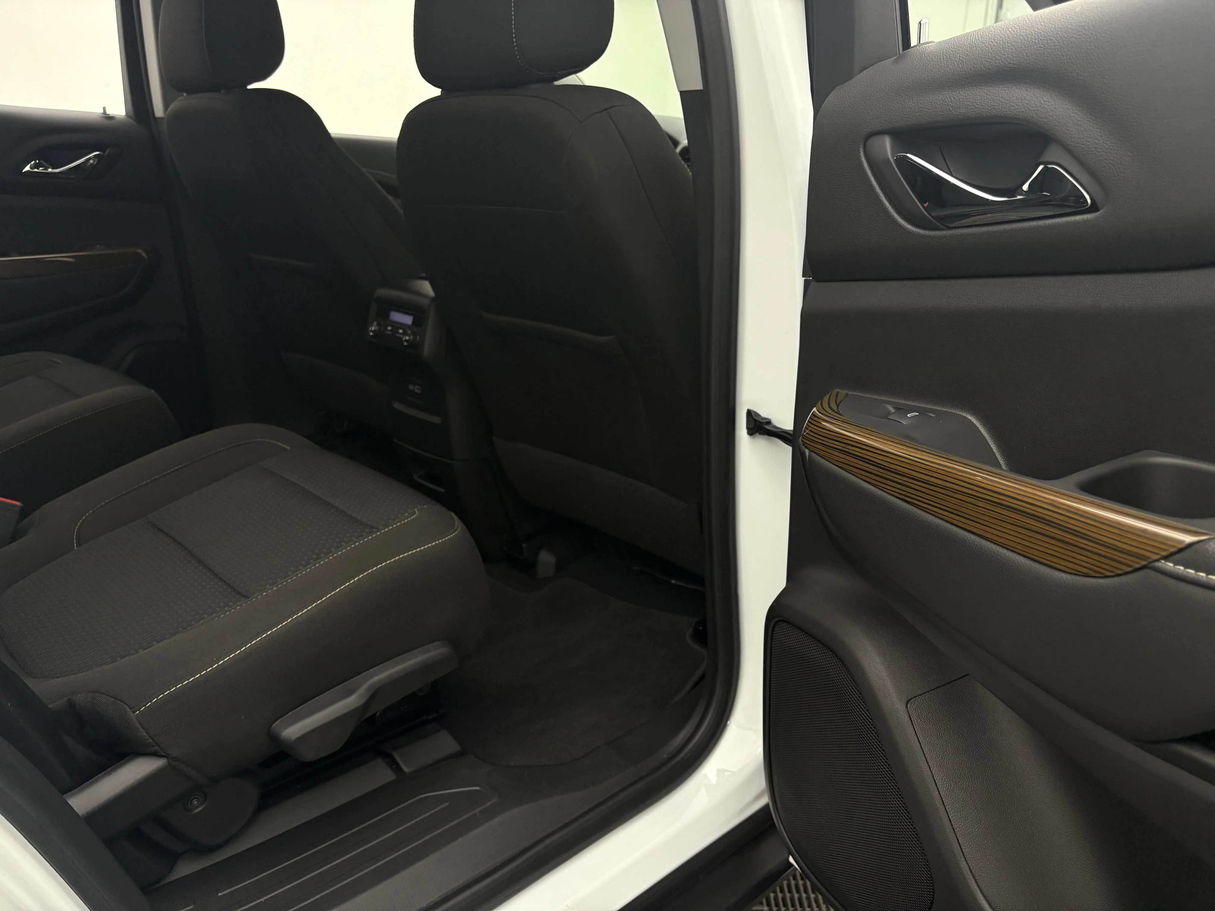 Used 2023 Summit White GMC SLE image 32