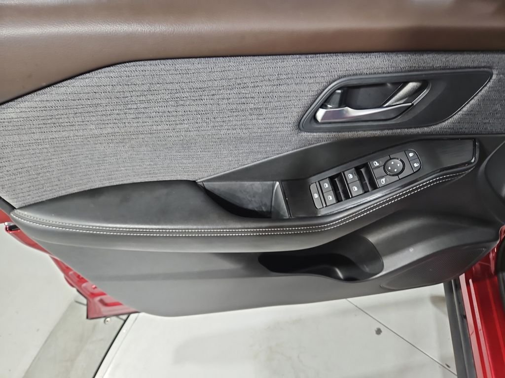 Used 2021 Scarlet Nissan SV image 11