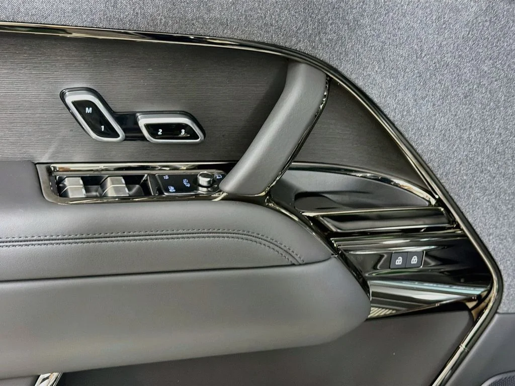 New 2026 Santorini Black Land Rover Dynamic SE image 18