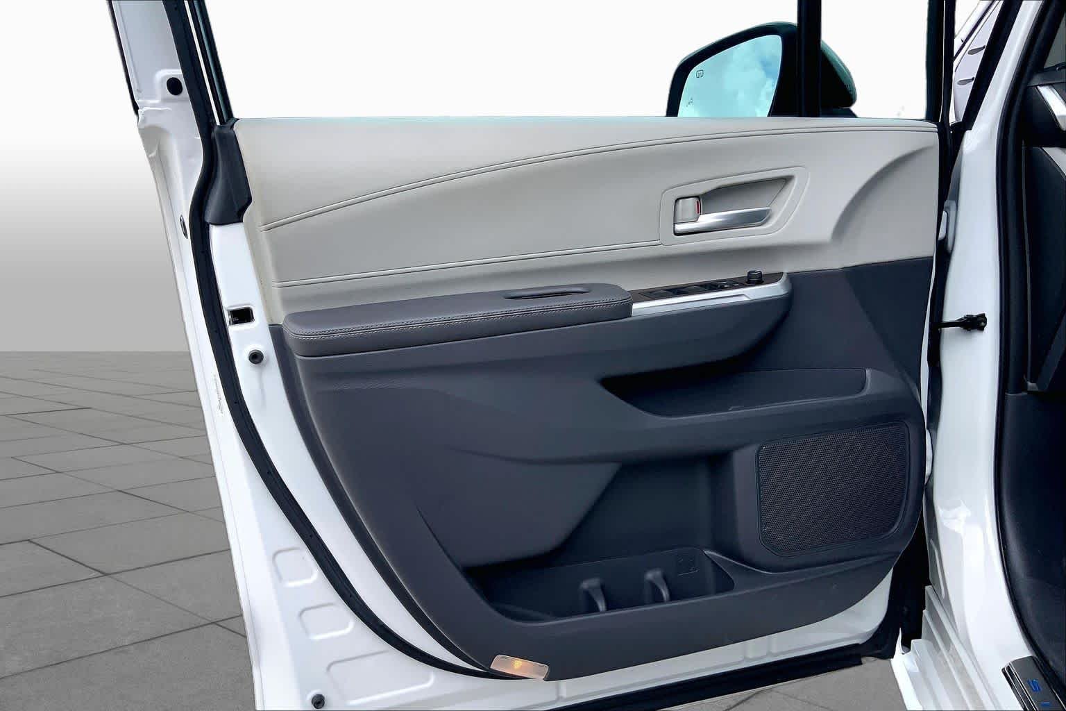 Used 2022 Wind Chill Pearl Toyota XLE image 21