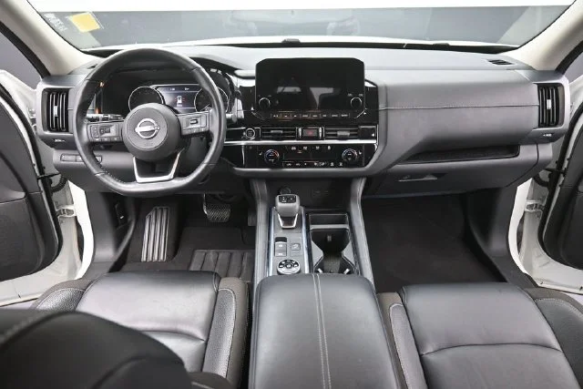 Used 2022 White Nissan SL image 27