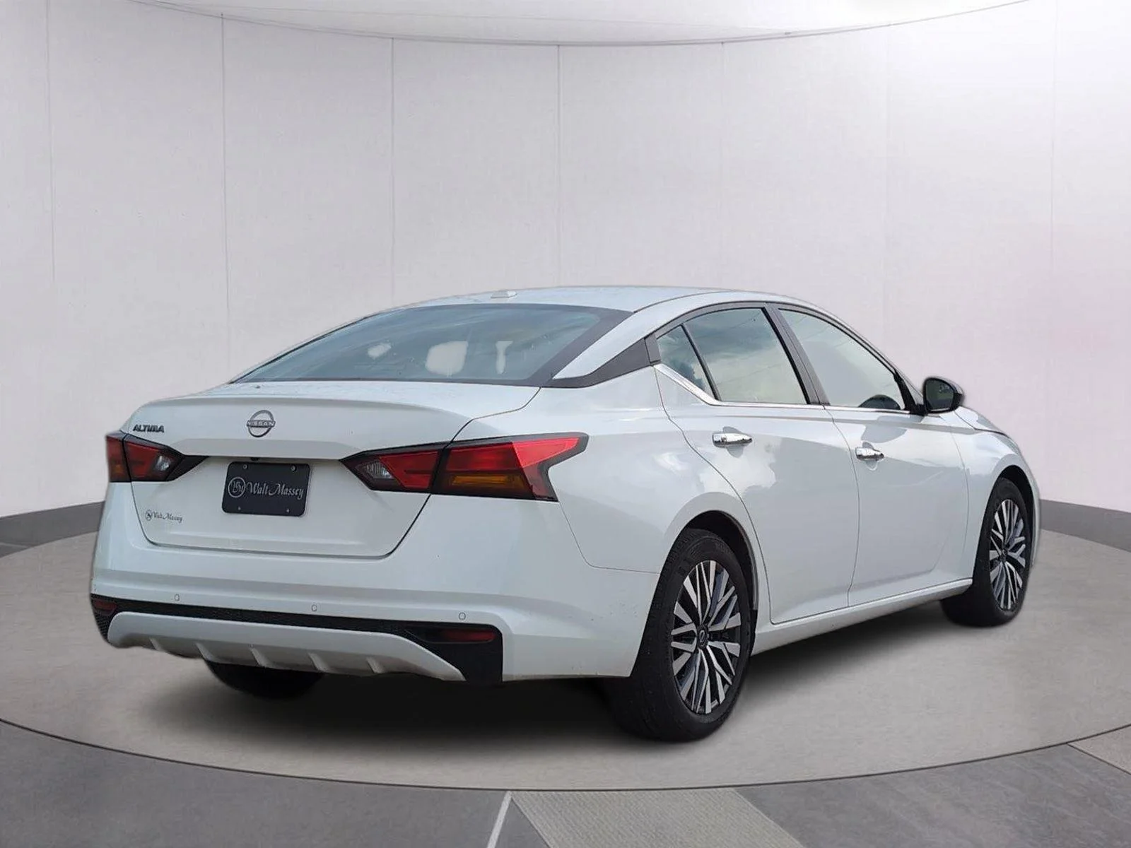 Used 2025 Glacier White Nissan SV image 7
