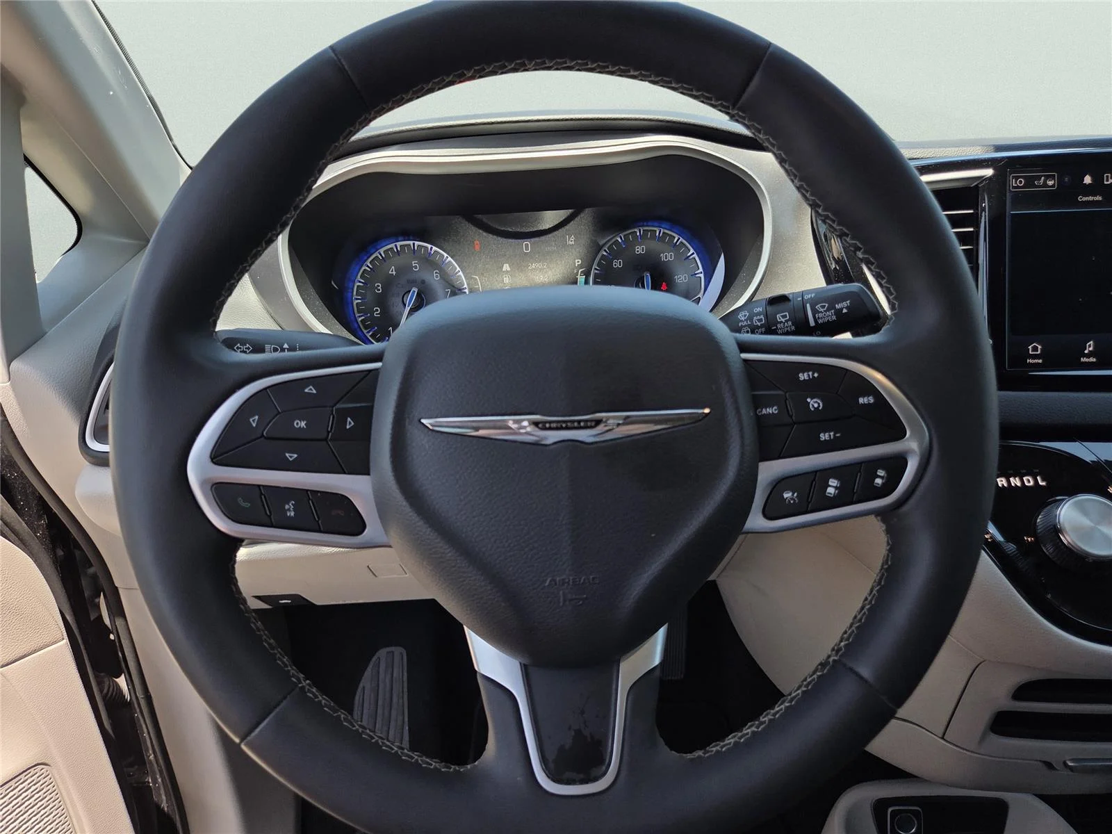 Used 2023 Brilliant Black Crystal Pearlcoat Chrysler Touring L image 22