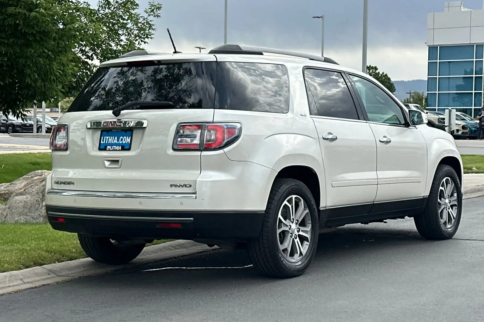 Used 2014 White Diamond Tricoat GMC SLT image 2