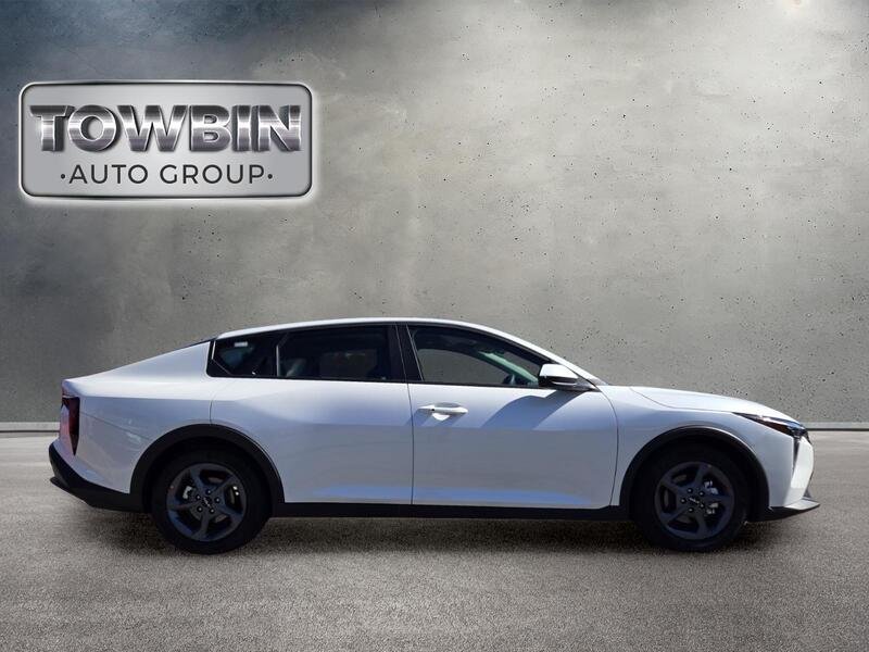 Used 2025 Snow White Pearl KIA LXS FWD image 3